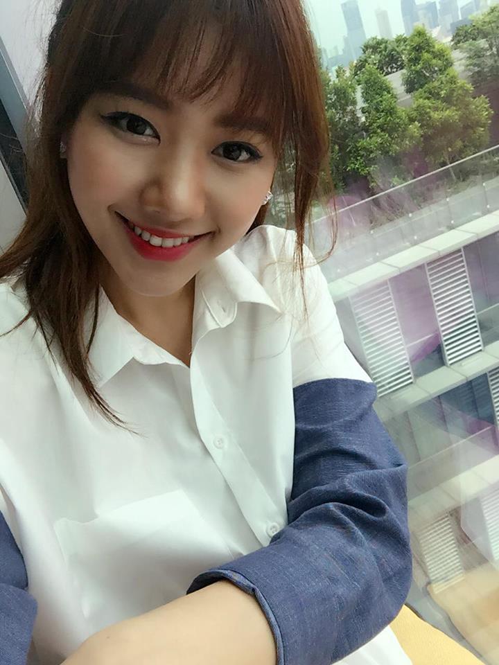 Hari Won sefile 'Xin chào mọi người, Hari đang ở Sing'.
