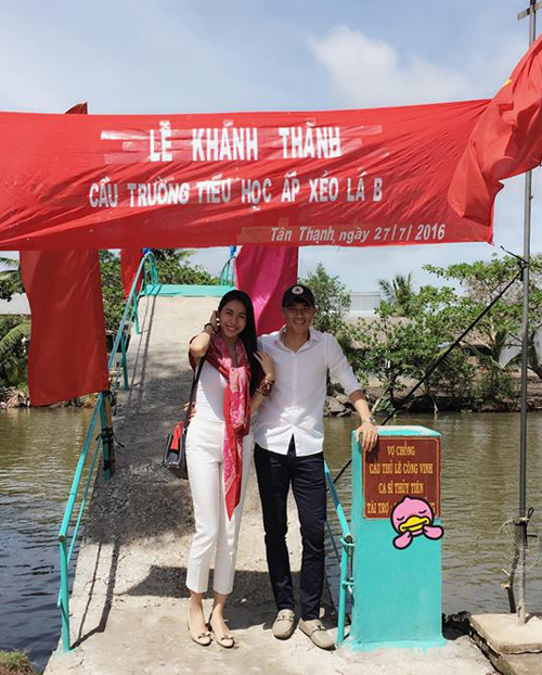Hai vợ chồng Thủy Tiên Công Vinh cùng nhau dự lễ khánh thành cây cầu do chính hai vợ chồng tài trợ: 'Vừa xây đựơc một cái cầu mới. Hồi xưa ở đây là cầu khỉ, mẹ nói trời mưa học sinh nghèo đi học trơn trượt lọt sông té ướt hết tập vở, giờ có cầu mới đi lại dễ dàng hơn rồi. Chỉ mong có nhiều sức khoẻ để làm việc và giúp đỡ nhiều hơn tới nhiều nơi hơn nữa'.