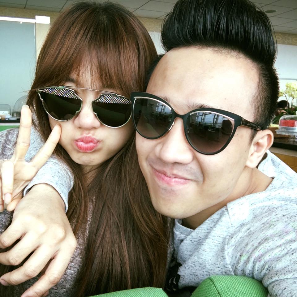 Trấn Thành cùng Hari Won 'Tụi nhỏ đi du lịch! Bye Sài Gòn nha!'.