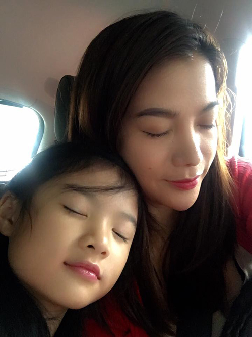 Hai mẹ con Trương Ngọc Ánh chụm đầu tình cảm: 'Không ai có thể cho bạn sự bình yên ngoài tình iu nhí đáng iu này'.