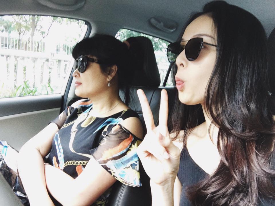 Hotgirl Hạ Vi nhắng nhít selfile trên ô tô kèm dòng chú thích 'Chuẩn bị nhuộm tóc nâu'.