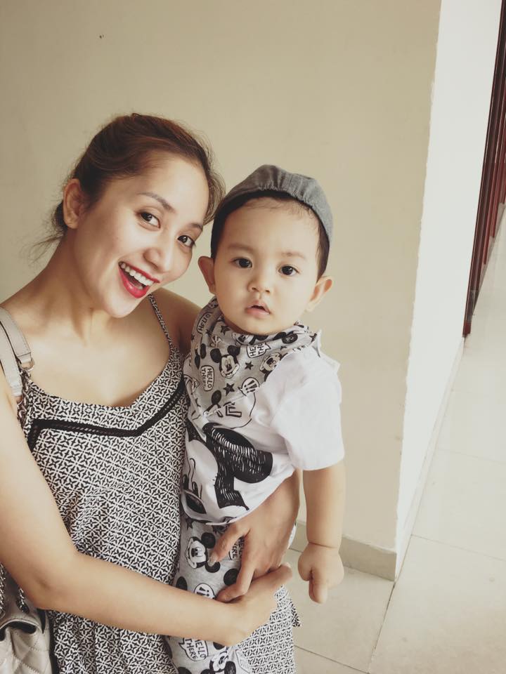 Khánh Thi chia sẻ hình ảnh chụp cùng con trai 'Tại sao Ba lại làm thợ chụp hình'.