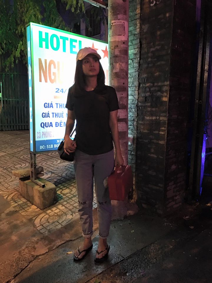 Thảo Trang 'Con nhỏ đang đứng chờ ai đó về, mặc dù hong coá ai..!! Huhu'.