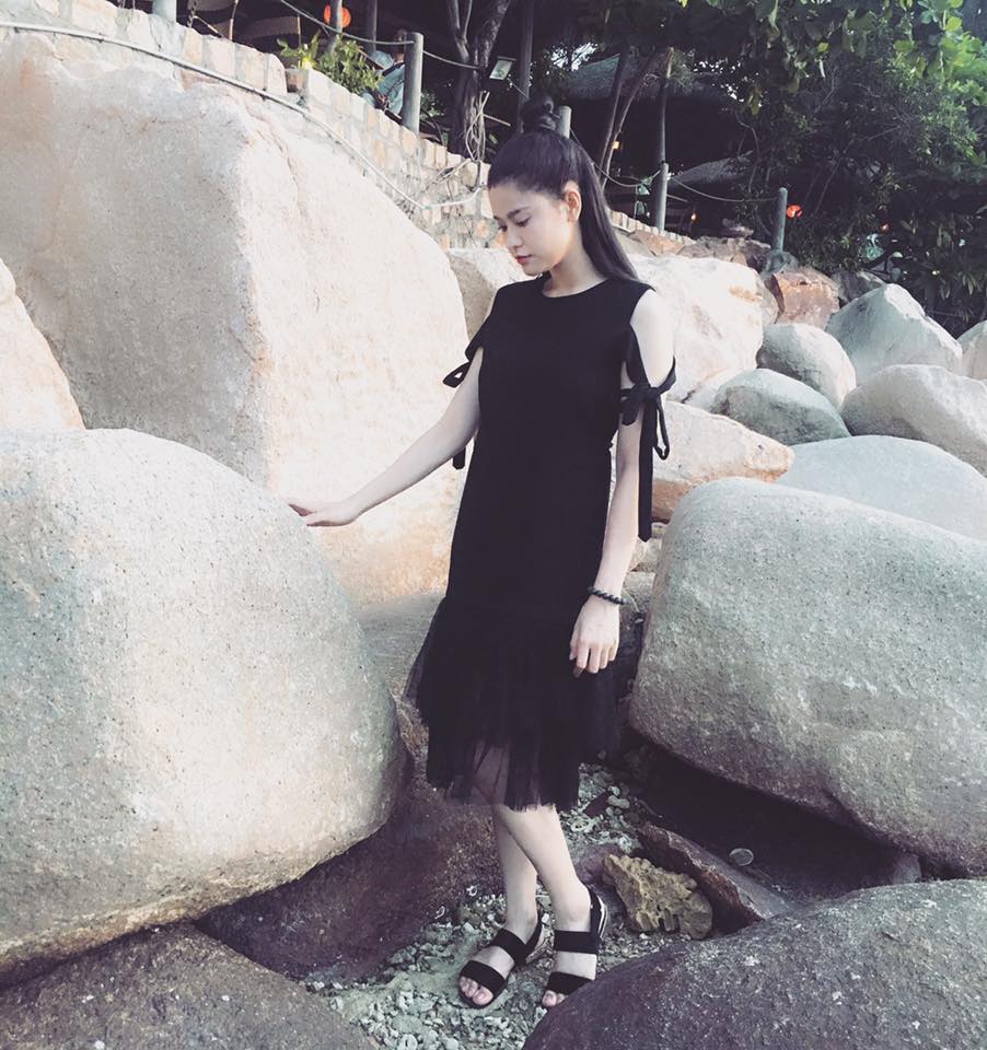 Trương Quỳnh Anh 'Có đôi khi. Muốn...bước trên dòng đời lặng lẽ. Và âm thầm mong chờ sự bình yên. Làm ơn..!'.