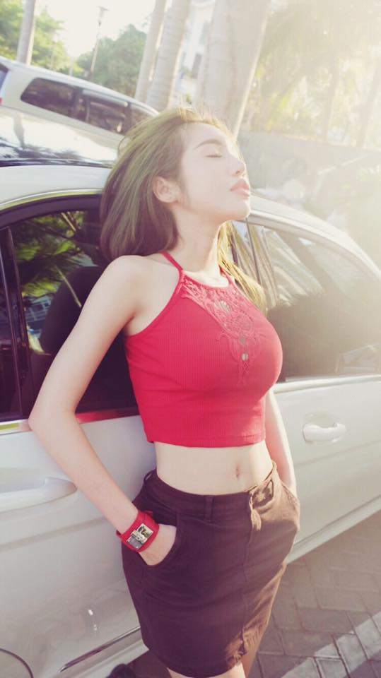 Elly Trần sexy 'Chào em cô gái tháng 8'.