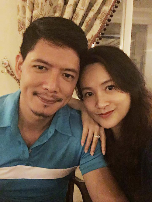 Bình Minh đăng ảnh tình cảm cùng bà xã, anh chú thích: 'Vợ chồng già'.