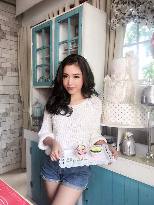Elly Trần trổ tài vào bếp 'Elly đã thực tập thành công và chuẩn bị chia sẻ với các mẹ cách bắt hoa hồng bằng bơ trong Hàn Quốc đang làm mưa làm gió nghen'.