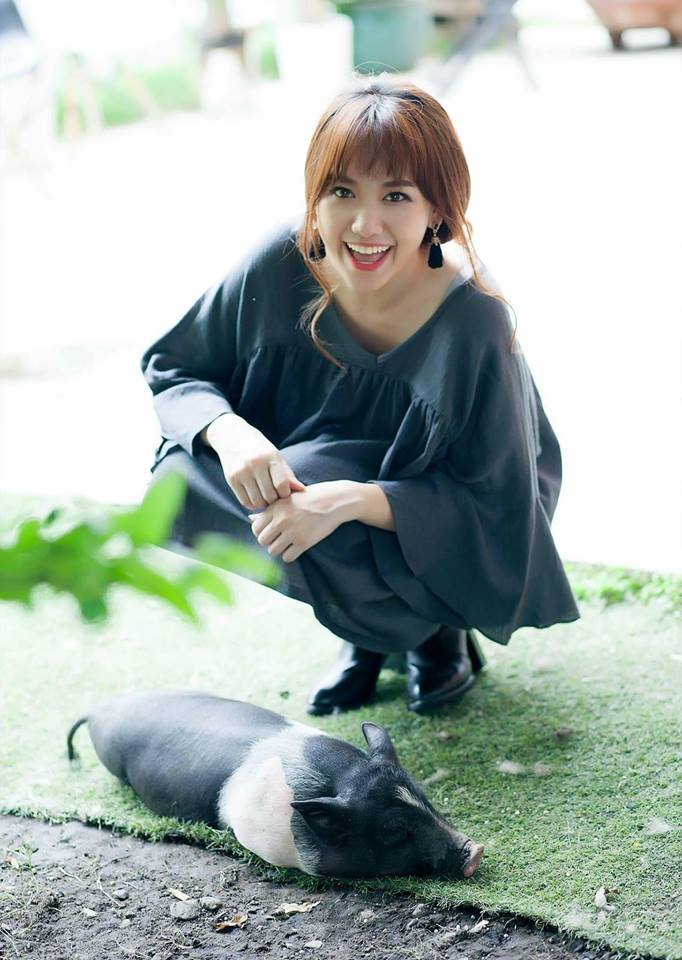Hari Won tự động viên 'Heo ơi. Đừng mập nữa được không heo?'.