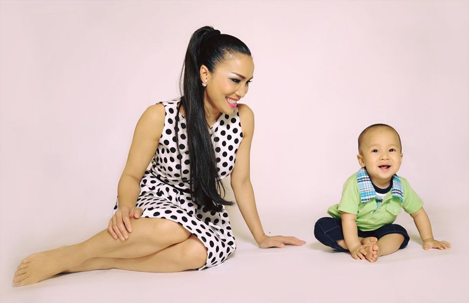 Hồng Ngọc hạnh phúc chia sẻ về con trai: 'Mẹ và em chụp hình chín tháng cho em Jacob từ tuần truớc.. Giờ khoe nà..Sao em giống anh Hưng hồi nhỏ quá sức'.