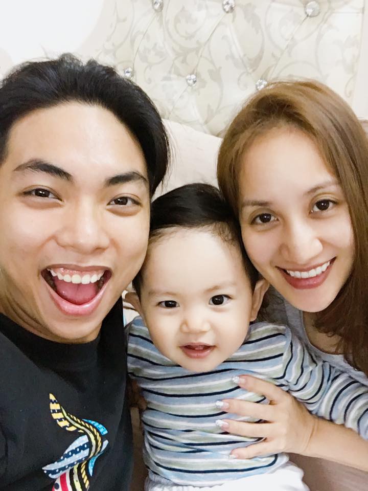 Khánh Thi 'Ba mẹ đã về, chụp hình trước khi măm măm và đi chơi thôi'.