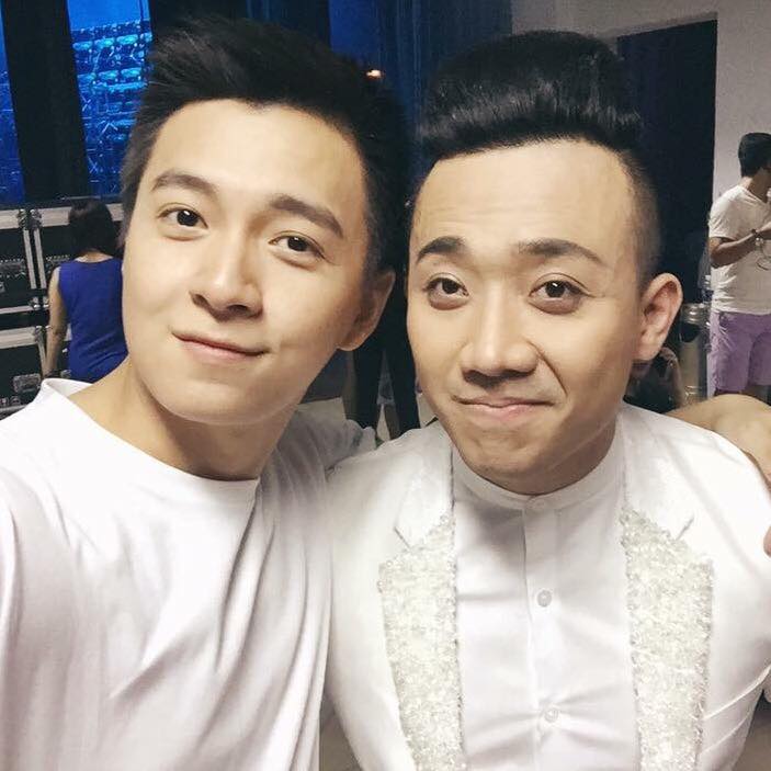 Trấn Thành selfile cùng Ngô Kiến Huy 'Sáng choang!!!!!!'.