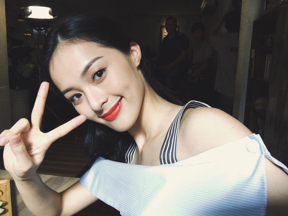 Hotgirl Hạ Vi nhắng nhít, tạo dáng xì tin trong hình ảnh mới.