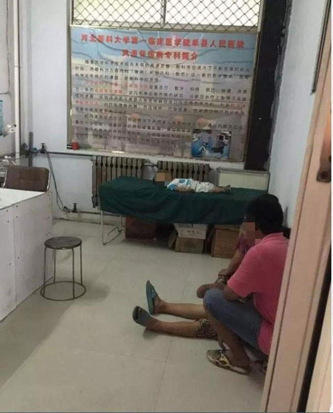Thương tâm: Bé trai 2 tuổi tử vong vì chơi trò tung hứng với mẹ