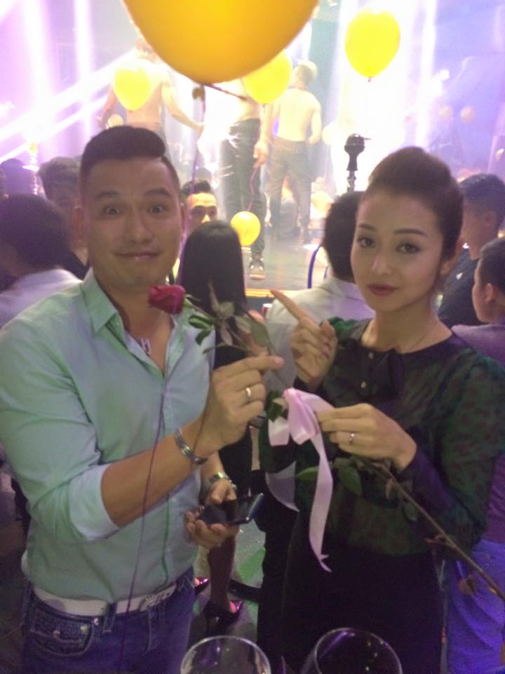 Khoảnh khắc dễ thương của vợ chồng Jennifer Phạm - Đức Hải.