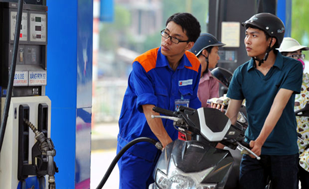 Giá xăng hôm nay (4/8): Giảm mạnh, RON 92 giảm gần 1.000 đồng/lít