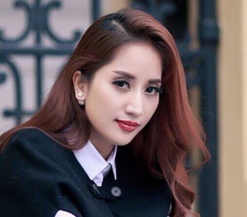 Khánh Thi 'Chuyện người lớn mà để ảnh hưởng con nít. Thấy nó tội nghiệp... Nhưng người lớn mang tội với đời nhiều hơn. Haizz. Nhân tình thế thái mãi một vòng luẩn quẩn. Lần này đứng ngoài cuộc mà nhìn vào thấy còn đau lòng hơn!'.