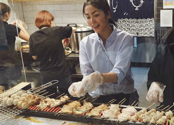 Hà Tăng xuất hiện giản dị khi xắn tay vào bếp chuẩn bị đồ ăn cùng với nhân viên trong quán ăn của Shbet111 slot, casino, thể thao, xổ số vừa khai trương.