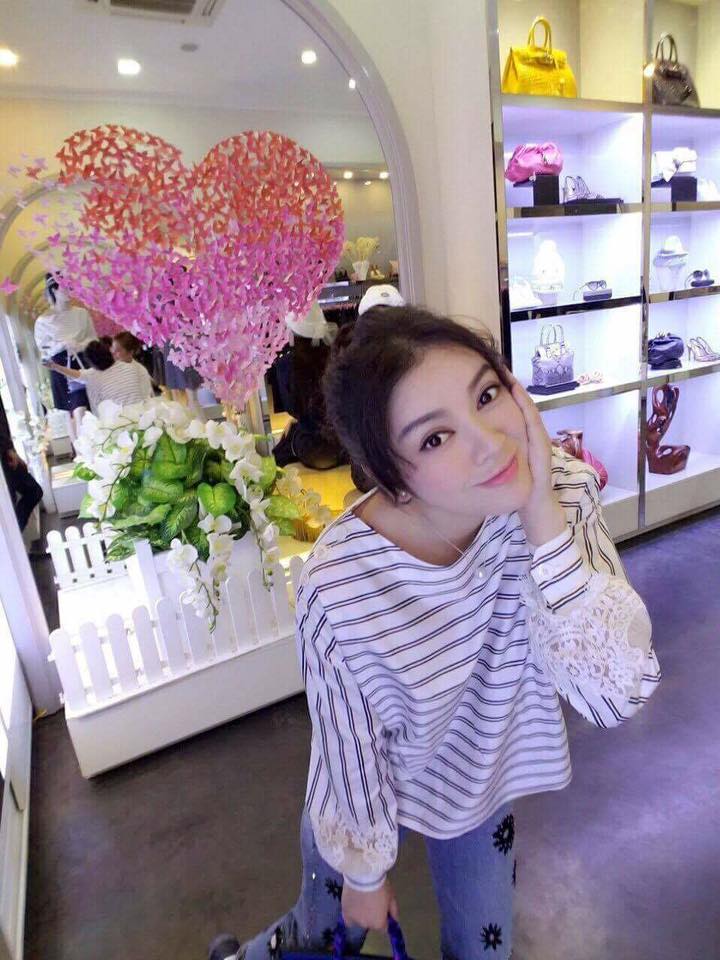 Lý Nhã Kỳ: 'Bộ hình với 11 khoảnh khắc thật ' nhí nhố ' của Lý Nhã Kỳ trước khi ra sân bay'.