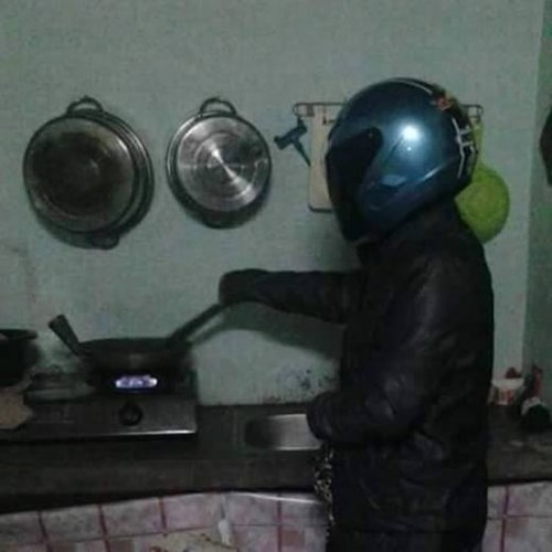 Kiểu này dầu mỡ bắn được vào đâu nữa chứ, nhưng chắc anh ấy nóng lắm đây...