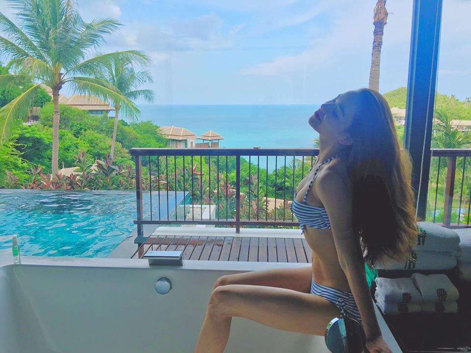 Hồ Ngọc Hà sexy trong bộ bikini nóng bỏng 'Gửi Người Yêu Cũ: hoàng hôn của em là đây,vẫn thế, rạng rỡ yêu đời, tận hưởng mọi điều. Em đang ở rất xa, tối nay anh hứng đá dùm em nha'.