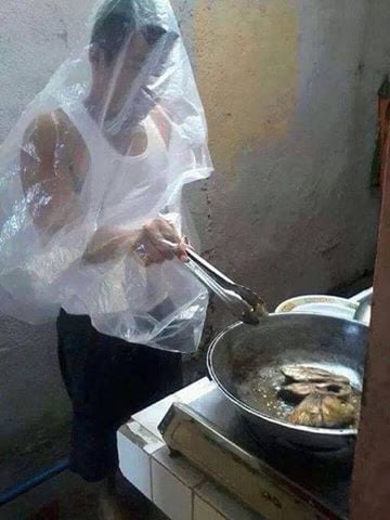 Bức ảnh khá thú vị khi người đàn ông vào bếp. Kiểu này thì dầu mỡ bắn làm sao được vào người nhỉ?