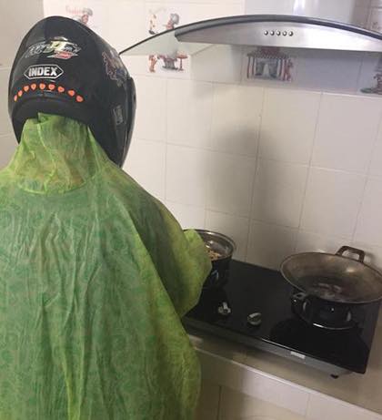 Trong nhà cũng có mưa chăng....