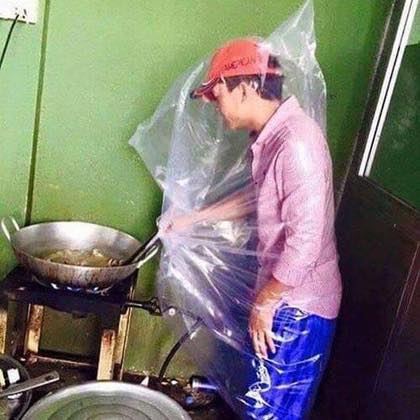 Nhìn dáng vẻ anh này quả thực không thể nhịn cười được nữa.