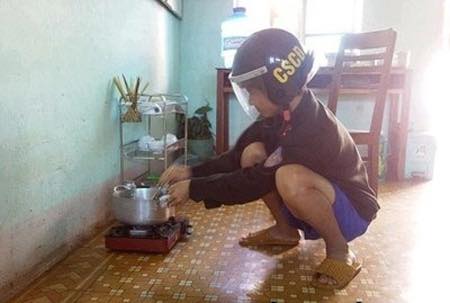 Mũ bảo hiểm là đồ bảo hộ không thể thiếu mỗi khi nấu ăn của các quý ông.