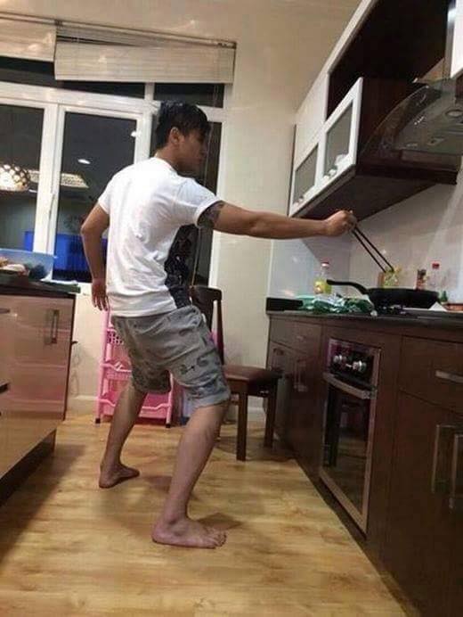 Khi quý ông vào bếp thì sẽ kinh hoàng thế này đây.
