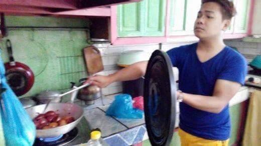 Được gọi với cái tên nam nhi đại trượng phu 'đầu đội trời chân đạp đất', nhưng khi vào bếp rán đồ ăn, cánh mày râu lại sợ mỡ bắn vào người.