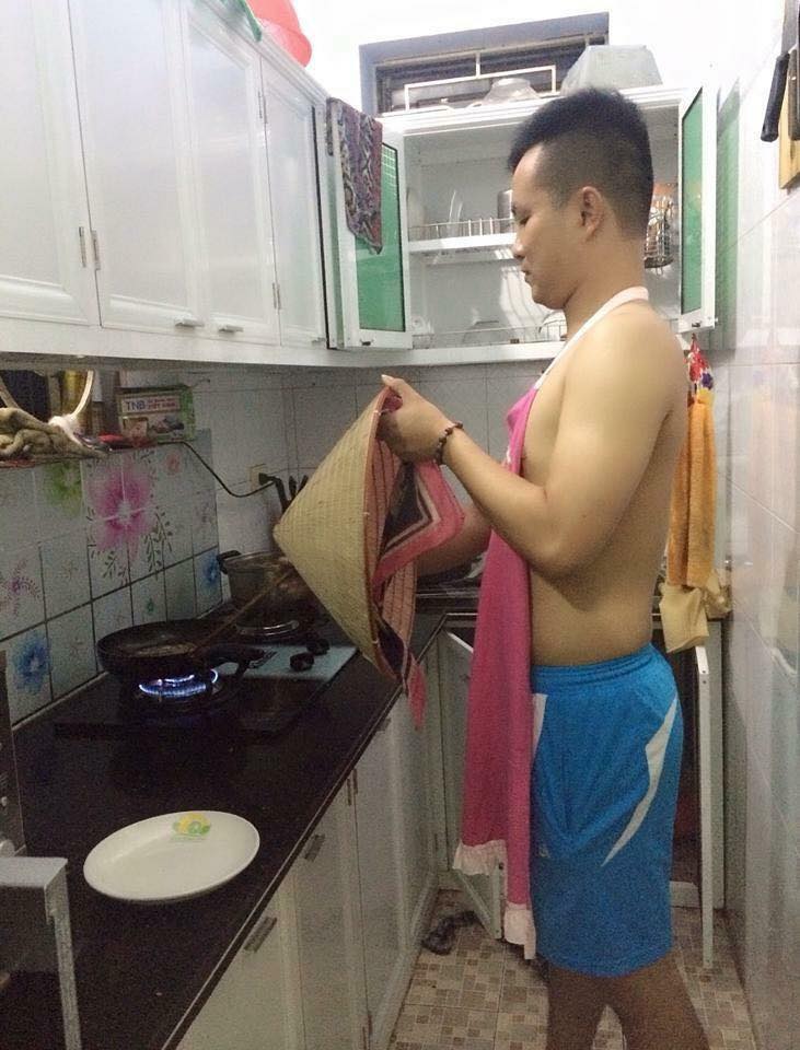 Có anh còn dùng nón để 'che thân'.