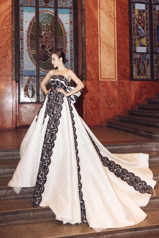 Angela Phương Trinh 'Tối qua, Trinh tiếp tục cùng anh Võ Cảnh vật lộn mấy chục lần ở hồ bơi để hoàn thành các cảnh quay của 'Sứ mệnh trái tim'. Về đến nhà là sức cùng lực kiệt rồi hiu hiu'.