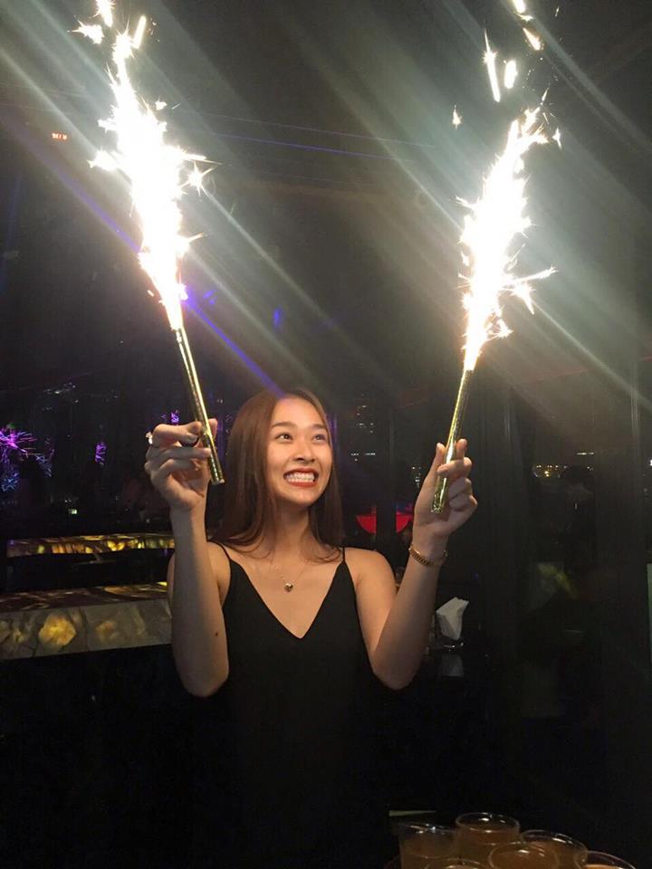 Diệp Bảo Ngọc 'Người ta bắn pháo bông ăn mừng, em cũng bắn ăn mừng ké... Ha ha ha... Các Mẹ cho em xin cái bình luận về ý nghĩa ảnh này'.