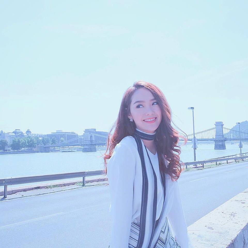 Diễn viên Minh Hằng tạo dáng xinh tươi, dịu dàng ngoài phố.
