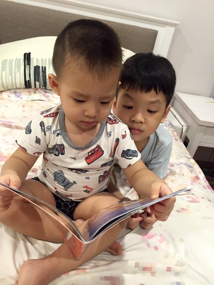 Đan Lê khoe ảnh hai con trai 'Anh biết ít chữ nhất thì anh ý cứ giành đọc như thật: 'Ah, uh, Simba ... đi chơi, xong ăn cơm ... Simba đi xem nhạc nước này.'