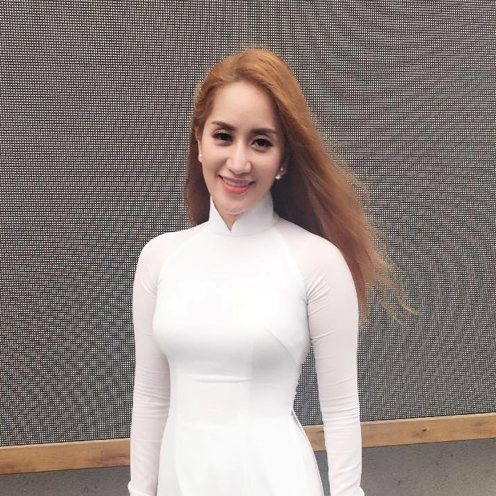 Khánh Thi đẹp dịu dàng trong tà áo dài trắng tinh khôi.