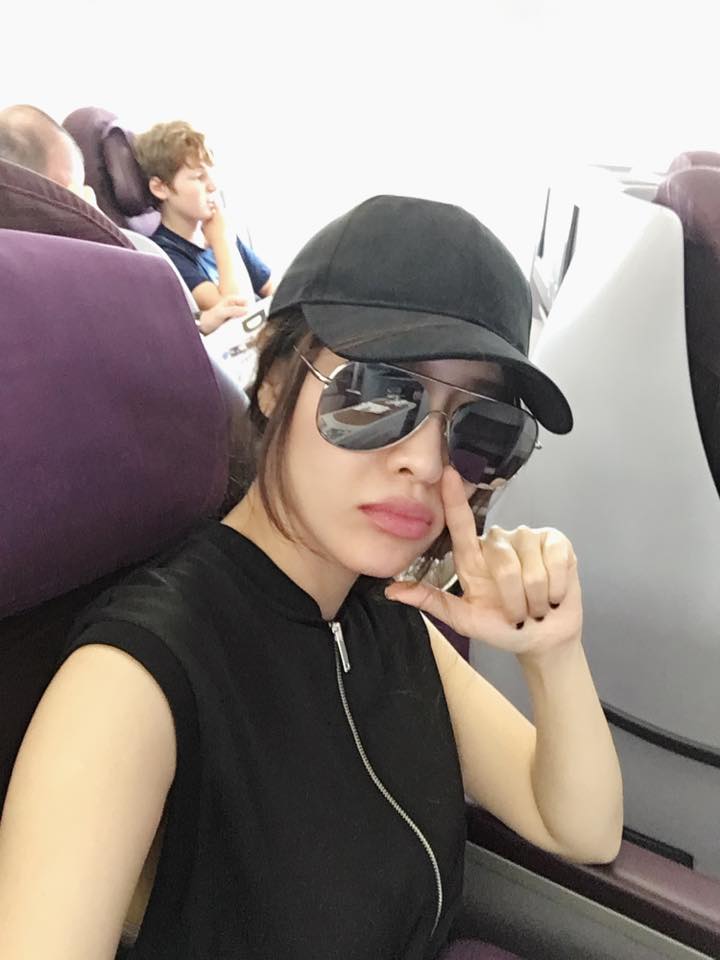 Quế Vân 'Nào... Trở về với bao bộn bề nào. Tháng cô hồn ai không tin không được. Mà cô hồn luôn đi đôi với ma quỷ. Mà Ma Quỷ thì thử hỏi chúng ta tránh bằng cách nào đây? Nhưng yên tâm.... Ma quỷ át sẽ có Phù Thuỷ nhá'.