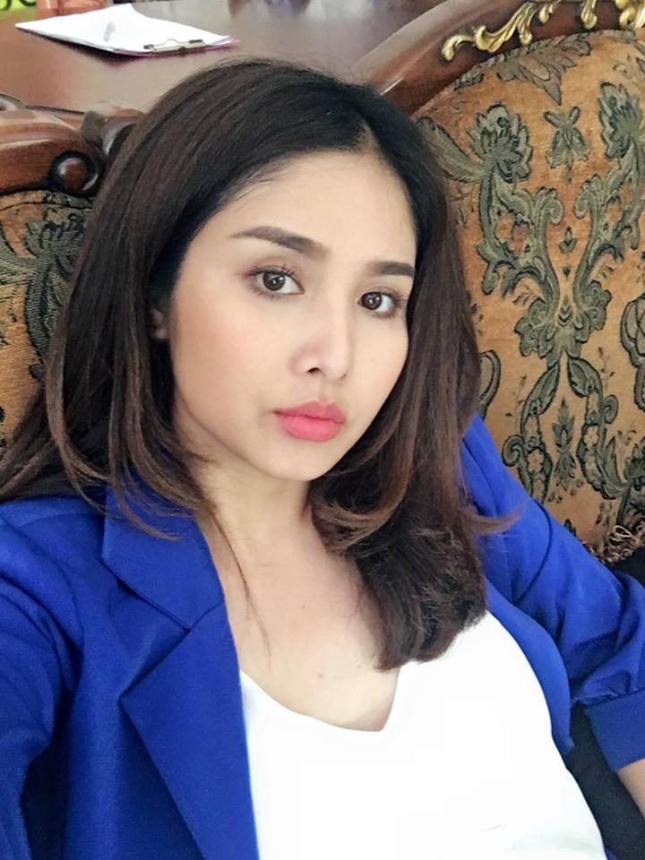 Thảo Trang 'Mặt móc vì thiếu ngủ....!!! Lên đoàn thì còn được ngủ 1, 2 tiếng mà ngủ rất ngon... Còn về nhà thì canh ăn trộm mắt sáng nong nanh... ( mặc dù nhà ở tít trên cao)'.