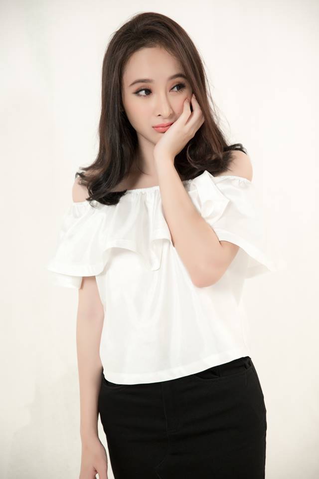 Angela Phương Trinh 'Hãy yêu chàng trai làm nhoè son môi của bạn, không phải người làm nhoè mascara của bạn...! Tâm trạng deep deep của một cô gái thấy trời sắp đổ mưa'.