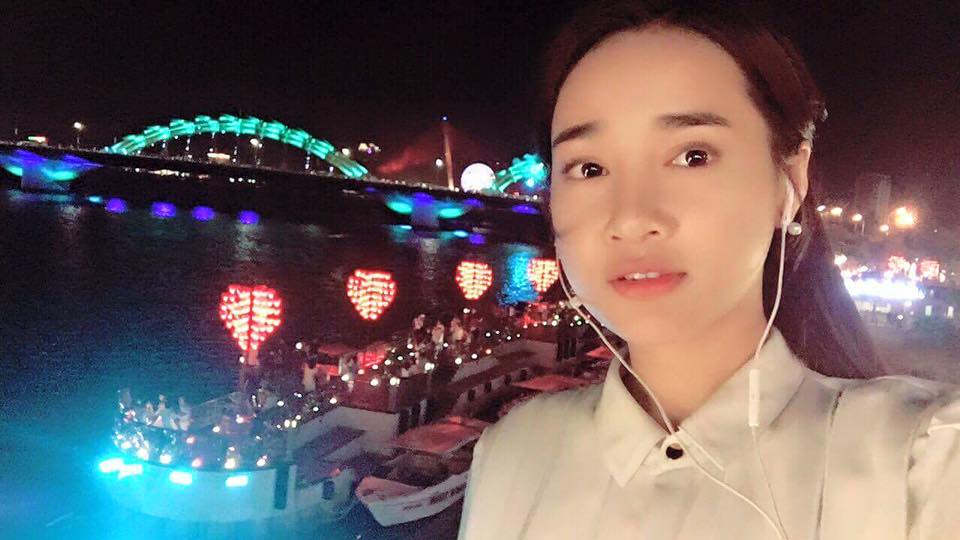 Nhã Phương selfile 'Đà Nẵng về đêm, cầu xanh xanh tên gì Bi quên mất rồi'.