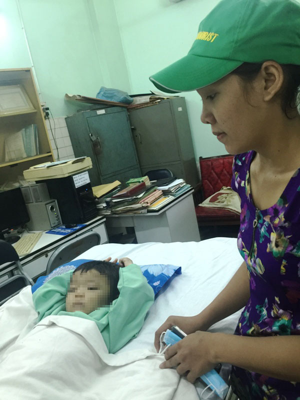 Người mẹ cùng chồng đánh gãy chân con: