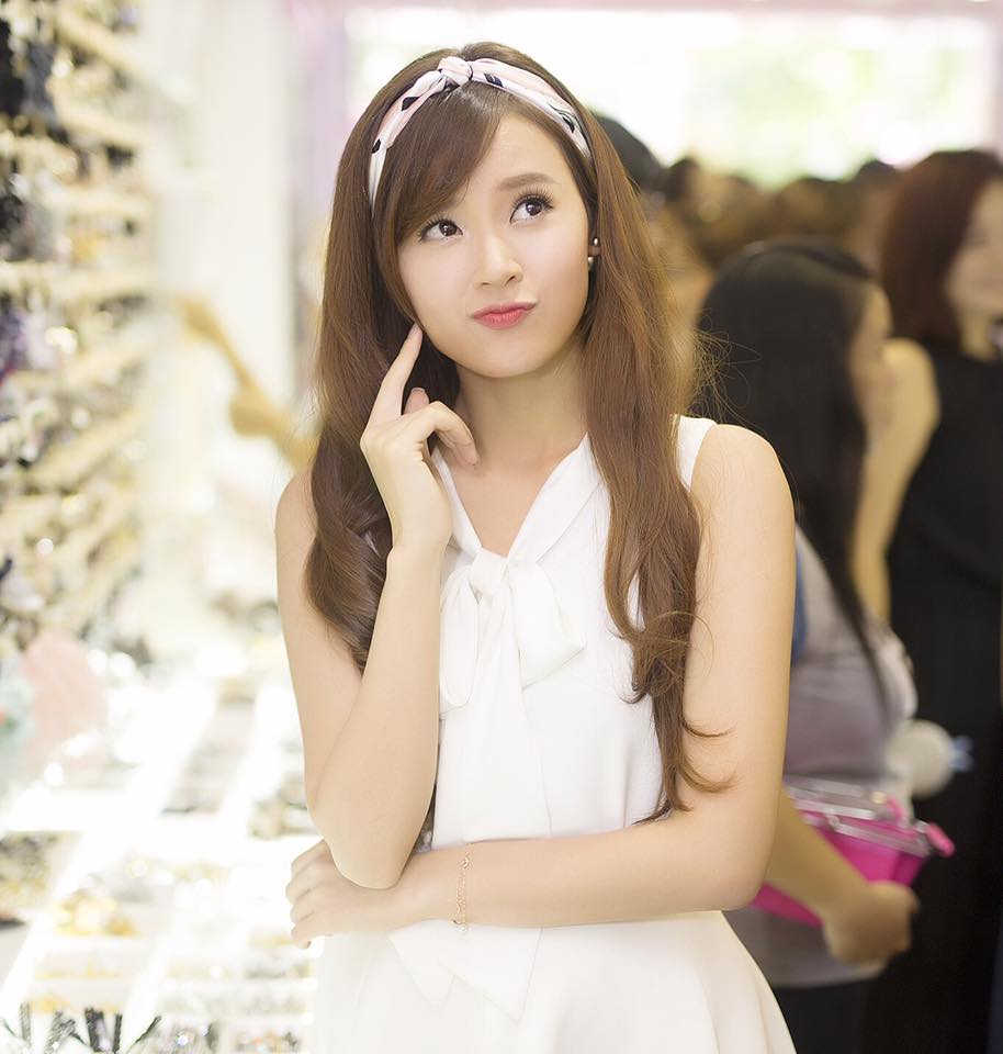 Hotgirl Midu hài hước 'Đang suy nghĩ ... viết caption gì đây ta'.