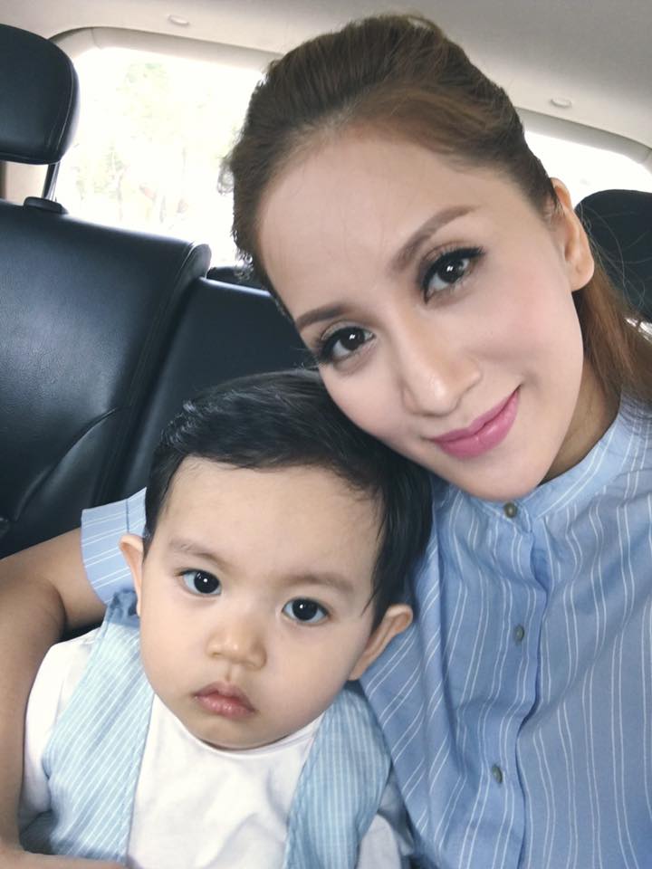 Khánh Thi hào hứng khoe con trai cưng mặt nghệt ra 'Thanh niên chưa nghiêm túc. Mặt buồn nghĩ ngợi lung tung cuối tuần'.