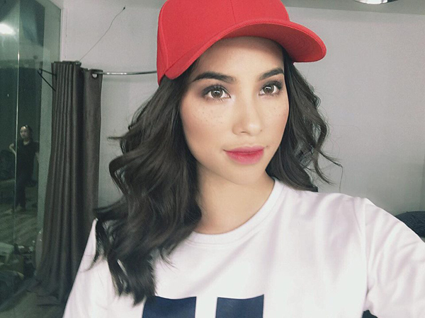 Phạm Hương khác lạ với style make up ấn tượng nhiều tàn nhang: 'Cô bé tàn nhang... ahihi mũ đẹp quá nha'.