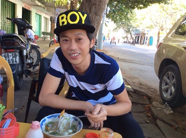 Hình ảnh Hoài Linh ngồi ăn quán bình dân khiến người hâm mộ thấy gần gũi và thêm yêu anh hơn.