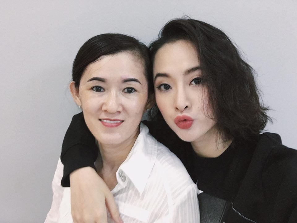 Angela Phương Trinh thể hiện tình cảm với mẹ dịp lễ Vu Lan 'Mẹ là người có thể thay thế được bất kỳ ai, nhưng không ai trên đời thay thế được mẹ. Nhân dịp Vu Lan, con tự thấy mình thật hạnh phúc khi luôn có mẹ sát cánh mọi lúc!!! Yêu mẹ lắm!!!'.