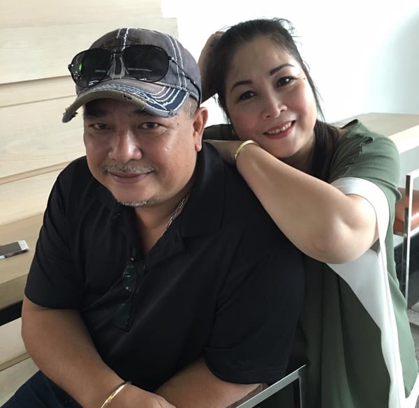 Nghệ sỹ Hồng Vân tình cảm tựa vai ông xã, hai người có cuộc hôn nhân hạnh phúc phía sau màn ảnh.
