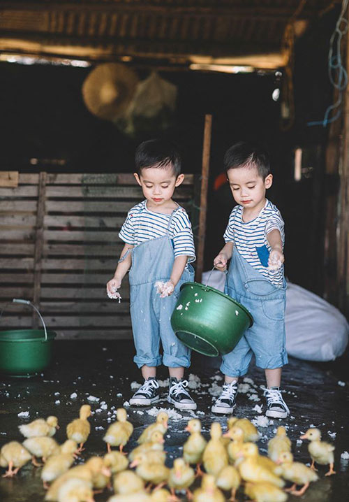 Để có được bộ ảnh đẹp và ấn tượng nhất cho hai bé, chị Hương Thu đã phải chuẩn bị từ trước đó gần một tháng, từ chuyện lên ý tưởng, chọn địa điểm, tìm mua quần áo và cả những đạo cụ như xô, vịt, dưa hấu….