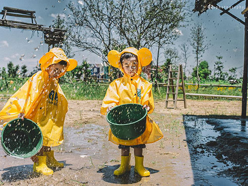Bộ ảnh của hai anh em song sinh Ben và Min được chị Hương Thu chia sẻ trên facebook nhận được nhiều lời khen từ bạn bè, người thân và cư dân mạng.