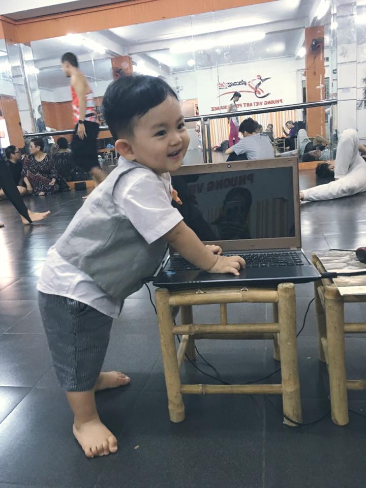 Khánh Thi viết tâm thư cho con trai 'Hôm nay Kubi đã tròn 13 tháng tuổi. Chúc mừng con yêu! Nhưng con vẫn phải đi theo mẹ lên trung tâm. Vì mẹ rất nhớ con. Luôn muốn ở gần con. Ba mẹ là những người tự thấy rằng cuộc đời còn quá dài nên cần phải phấn đấu cho chính Shbet16 chơi game trực tuyến và Shbet111 slot, casino, thể thao, xổ số. Nhưng không vì thế mà bỏ con lại để đêm về mới được ôm hôn con. Những lúc này hơn ai hết. Ba mẹ hiểu rằng con đang dần khám phá thế giới xung quanh mình để lớn khôn. Vì thế tuy có hơi vất vả và 'lê lết' thì ba mẹ vẫn mang con theo. Kubi phải thông cảm cho Ba Mẹ nha!'.
